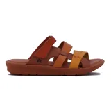 Sandalias bajas de cuero con tres tiras combinadas en tonos marrón, rojo y bordó. Ajuste con velcro en el tobillo y suela marrón. Marca Country Sand.
