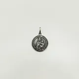 Medalla redonda de plata 925 con la imagen de la Virgen María del Rosario de San Nicolás y el Niño Jesús.