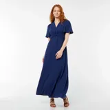 Vestido largo azul con cuello en V efecto cruzado y mangas cortas.