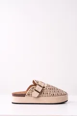 Zuecos color beige con plataforma y detalle de tachas.