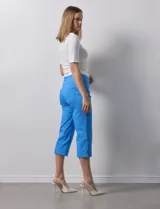 Pantalón capri color beige, de gabardina elastizada.