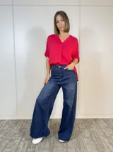 Blusa roja de viscosa con escote sutil y mangas 3/4. Diseño liviano y calce relajado.