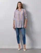 Camisa larga de rayón marca Robert Louis, con estampado a rayas verticales en tonos coral y blanco. Tiene cuello con solapa, abertura central con botones, mangas largas regulables con presilla y botón, y tajos laterales.