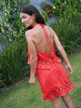 Top marrón de lino con cuello halter y detalle de volados y frunces con costuras decorativas en el bajo.