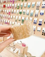 Brazalete ancho color dorado con efecto marmolado.