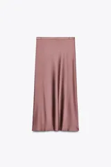 Falda midi de tiro alto confeccionada en tejido satinado color rosa viejo. Cintura con cinturón ajustable con hebilla metálica.