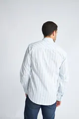 Camisa de hombre a cuadros color beige y azul marino, de corte slim fit, con mangas largas, cartera abotonada y logo bordado en el pecho. Confeccionada en algodón.