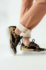 Championes negros con estampado animal print en tonos marrones y dorados.