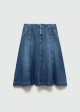Falda midi de denim azul con corte evasé, cintura alta y bolsillos laterales.