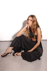 Falda larga de punto con lurex multicolor, corte al cuerpo y caída fluida.