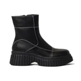 Bota de plataforma en color negro, con diseño elegante y costuras contrastantes.