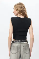 Top blanco de algodón sin mangas, corte cropped y estampado de frutilla con la inscripción "Berry cute".