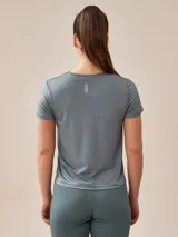 Remera de color borgoña con diseño básico y ajuste cómodo.