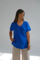 Remera azul francia de corte recto, con cuello en V y mangas cortas.