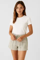 Short de viscosa con estampado a rayas, bolsillos laterales, cintura alta con cordón ajustable y corte holgado.