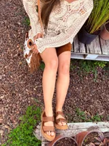 Sandalias de cuero color camel con plataforma y doble tira ancha con hebilla.