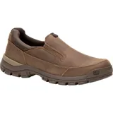 Zapato Caterpillar tipo slip-on de cuero color marrón, con forro de malla de nylon, plantilla acolchada, suela de goma y tecnología CLEANSPORT NXT.