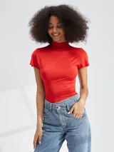 Body rojo de mangas cortas con cuello alto.