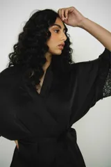 Bata corta color blanco de seda con mangas anchas terminadas en encaje. Incluye lazo de seda para ajustar en la cintura.