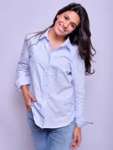 Camisa entallada de manga larga color rosa claro, con cuello clásico y cierre frontal con botones.