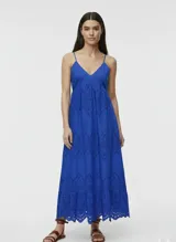 Vestido largo azul eléctrico de algodón con bordado inglés, cuello en V y tirantes finos.