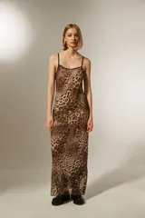 Vestido largo de tirantes finos con estampado animal print de leopardo.