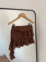 Short marrón de encaje con cintura elastizada y volados en capas.