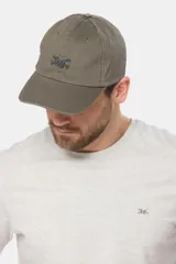 Gorra de béisbol azul marino de lona con visera curva y logo bordado en el frente.