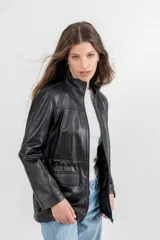 Cazadora plateada con cuello mao, cierre frontal con cremallera, bolsillos laterales con solapa y puños con botón.