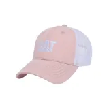 Gorro de béisbol color rosa con logo CAT bordado en blanco en el frente. Cuenta con visera curva, paneles traseros de malla blanca y cierre ajustable con broche.