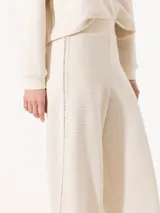 Pantalón de punto color ocre con lurex, cintura elastizada y piernas anchas con calce relajado.