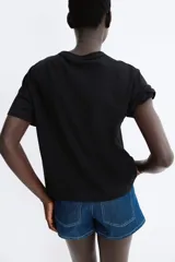 Remera de manga corta, cuello redondo y calce holgado, confeccionada en tejido suave de algodón y viscosa.