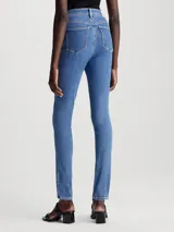 Jeans de denim elástico de tiro alto, corte skinny, color azul medio. Cuenta con bragueta con cremallera, diseño de cinco bolsillos y herrajes de Calvin Klein.