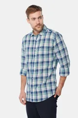 Camisa celeste y azul a cuadros, de lino y algodón, con mangas 3/4 y corte clásico.