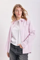 Camisa manga larga oxford a rayas verticales rosas y blancas, con cuello clásico, cierre frontal con botones y bolsillo de parche en el pecho.