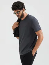 Camiseta gris oscuro de manga corta con cuello en V.