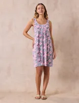 Camisón corto de tejido suave color lila con estampado de manchas difuminadas. Tiene escote redondo con botones y detalle plisado en el pecho.