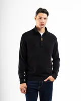 Buzo de punto negro con medio cierre frontal y cuello alto. Tejido suave al tacto y calce cómodo.