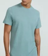 Remera celeste de corte recto, cuello redondo y mangas cortas.
