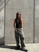 Pantalón de jean verde oliva, corte ancho y tiro alto.