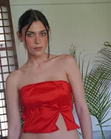 Top strapless rojo con frunces y abertura en el centro.