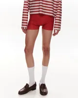 Microshort de lycra color rojo, de corte ajustado y tiro medio.