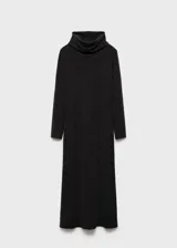 Vestido midi de punto color marrón con cuello alto y mangas largas.