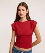 Blusa roja de viscosa con cuello redondo, sin mangas y pliegues en los hombros.