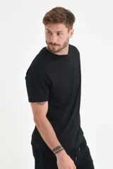 Remera básica de hombre, color negro, de manga corta y cuello redondo.