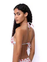 Top de bikini triangular con estampado floral en tonos celeste y rojo.