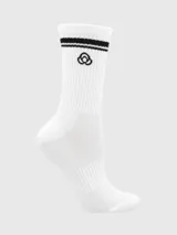 Pack de tres pares de calcetines negros con tres líneas horizontales blancas en la parte superior y logo bordado en blanco.
