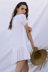 Vestido corto blanco de muselina 100% algodón, con corte recto y mangas cortas.