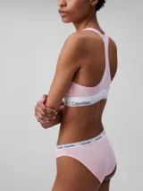 Conjunto Calvin Klein de top deportivo y tanga color rosa claro, con banda elástica blanca con logo de la marca.