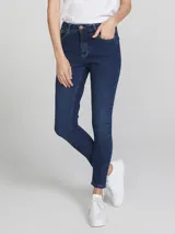 Pantalón de jean de calce ajustado, color azul claro, con cintura media y confeccionado en denim con elastano.